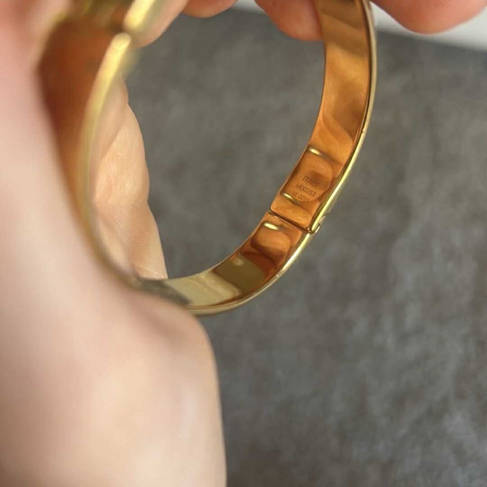 Louis Vuitton Elegant Gold Bangle